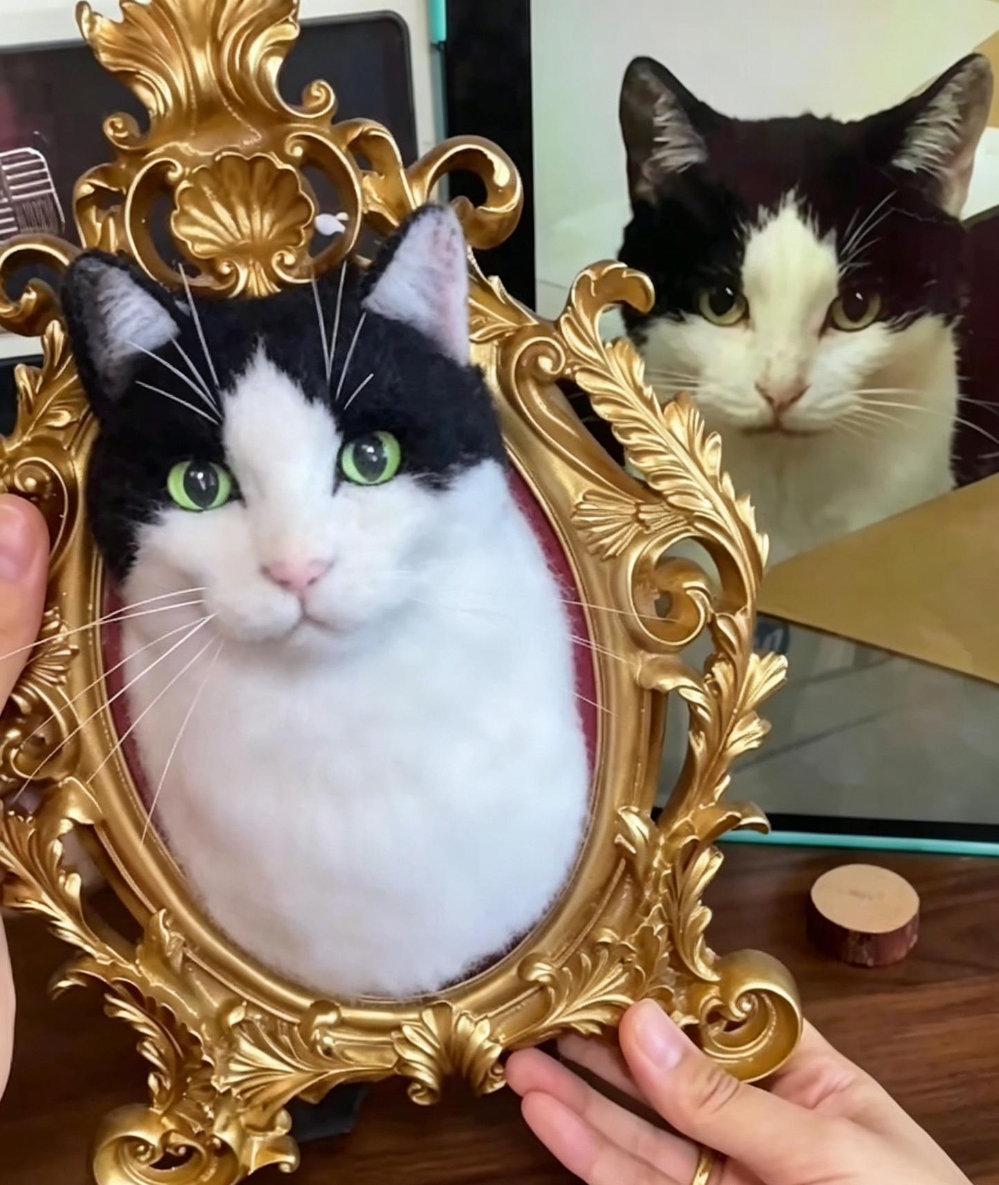 Custom Crown Framed Portrait with Paws (Suitable for All Cat and Dog Breeds)